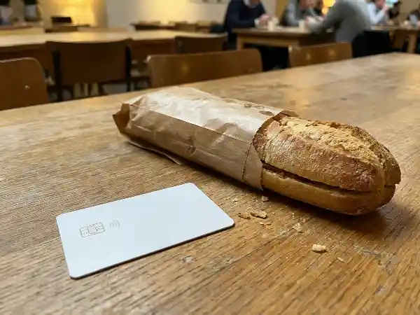 Carte électronique posée sur une table de réfectoire